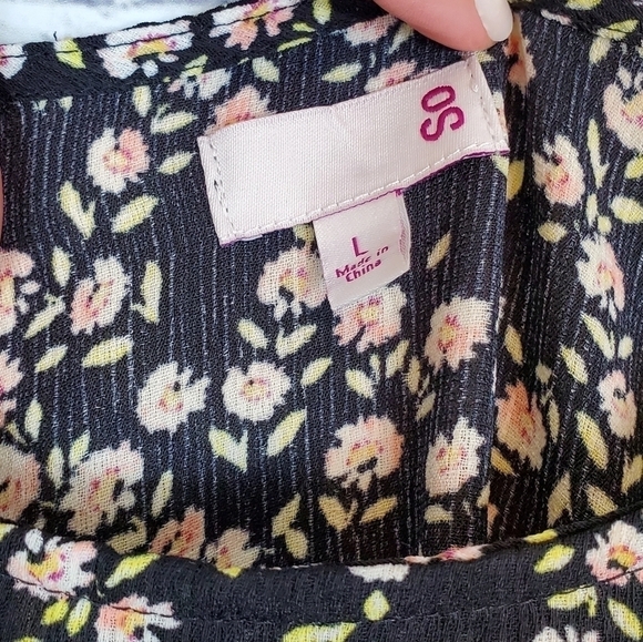 BLACK Floral Sleeveless Top Size Large By So Nwt - Picture 8 of 9